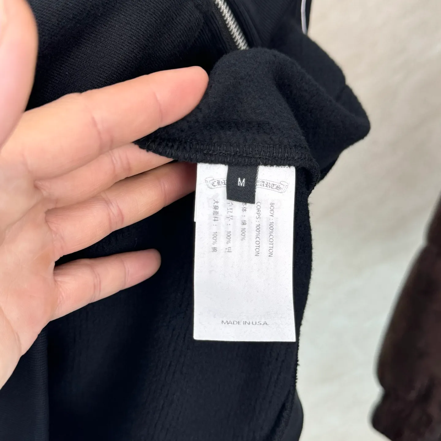P460 Chrome Heart Ch character Sanskrit printed zipper hooded sweatshirt Size: S/M/L/XL Made of 80% cotton + 20% polyester blended fabric. The fabric is woven with 32-count base yarn and 10-count veil. The weight reaches 330 grams. It combines the skin-friendly breathability of cotton fiber and the anti-wrinkle stiffness of polyester. The sufficient weight brings good drape and wearing texture.